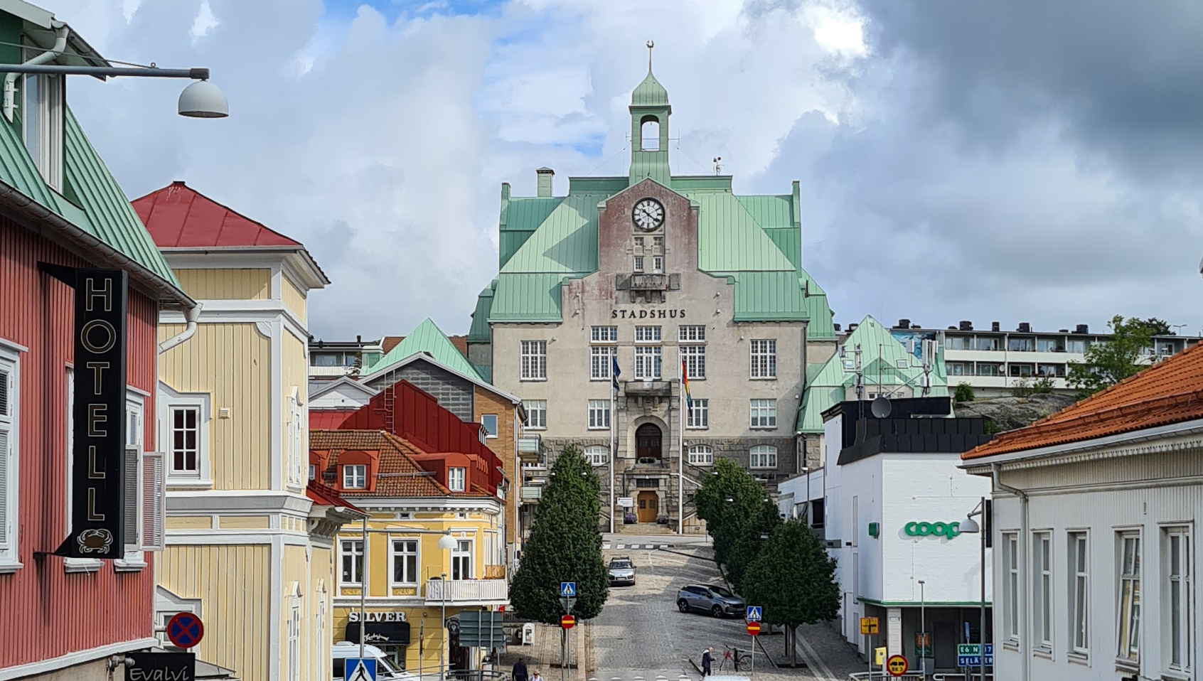 Stadsgata med ett stort stadshus i fonden