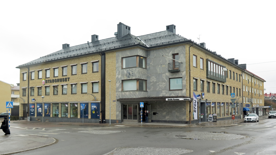 Gult tegelhus med texten stadshuset på fasaden