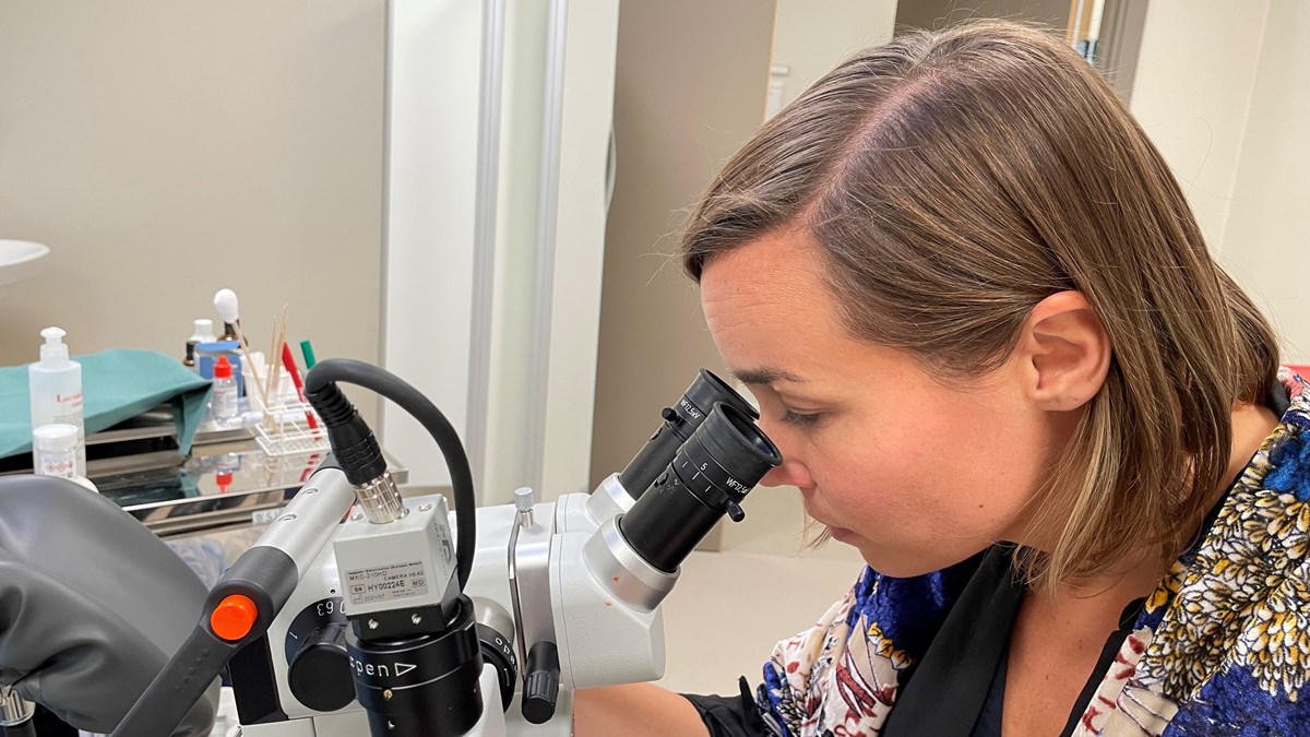 En gynekolog visar hur man tittar efter cellförändringar i ett kolposkop.