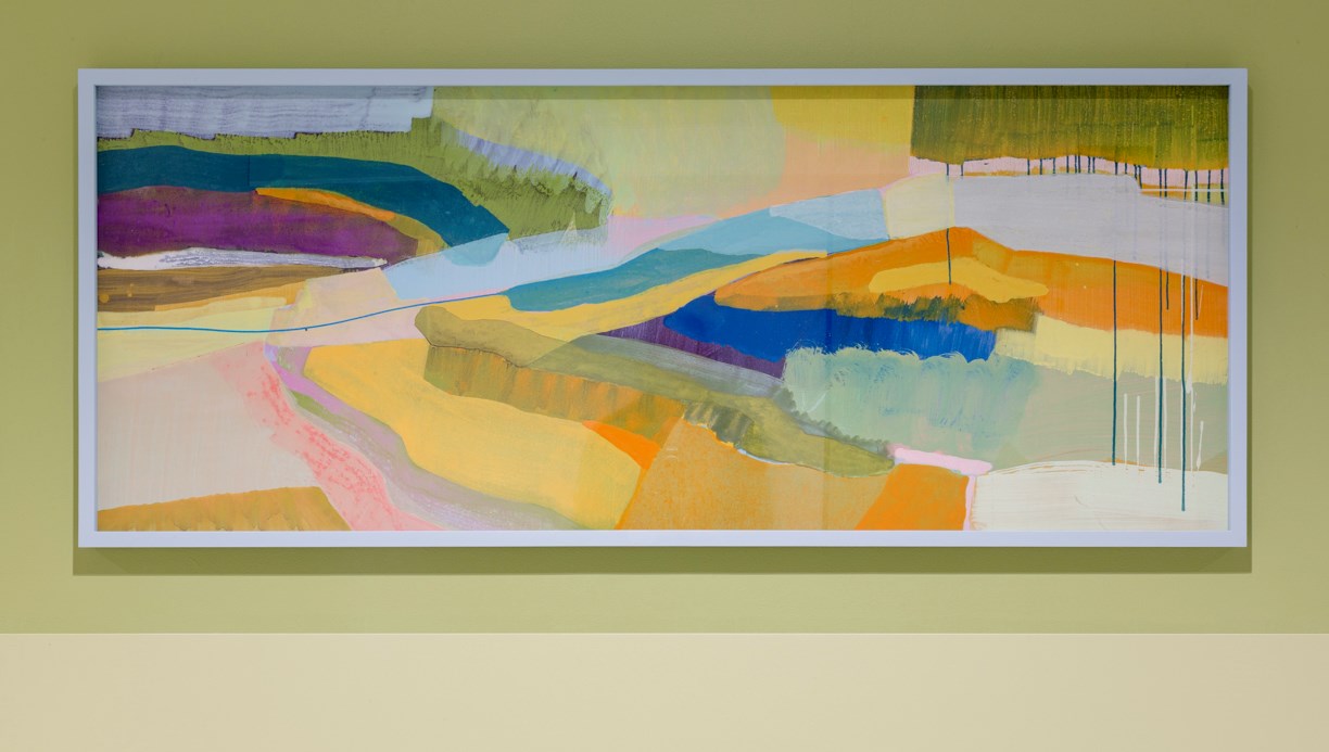 Målning placerad på en gulgrön vägg