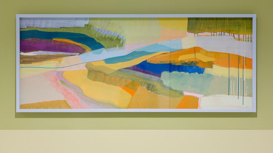 Målning placerad på en gulgrön vägg