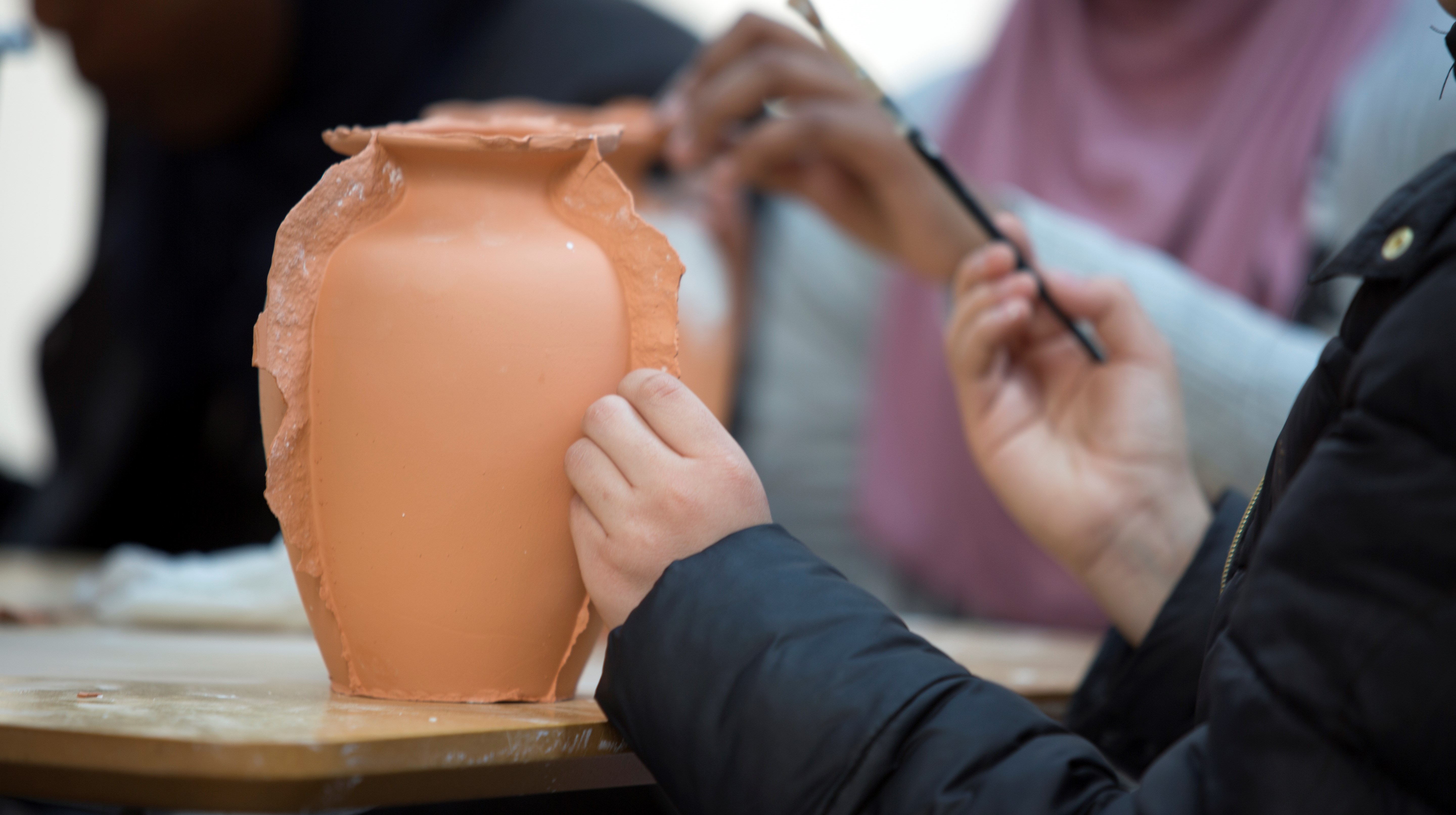 Person som skapar keramikvas.