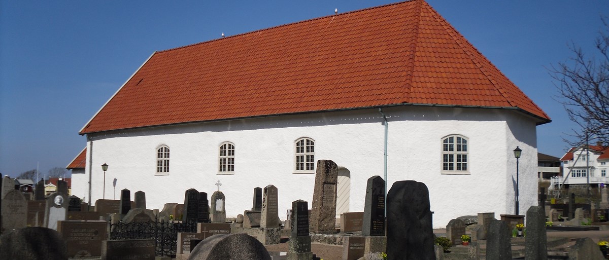 Öckerö gamla kyrka med kyrkogården i förgrunden.
