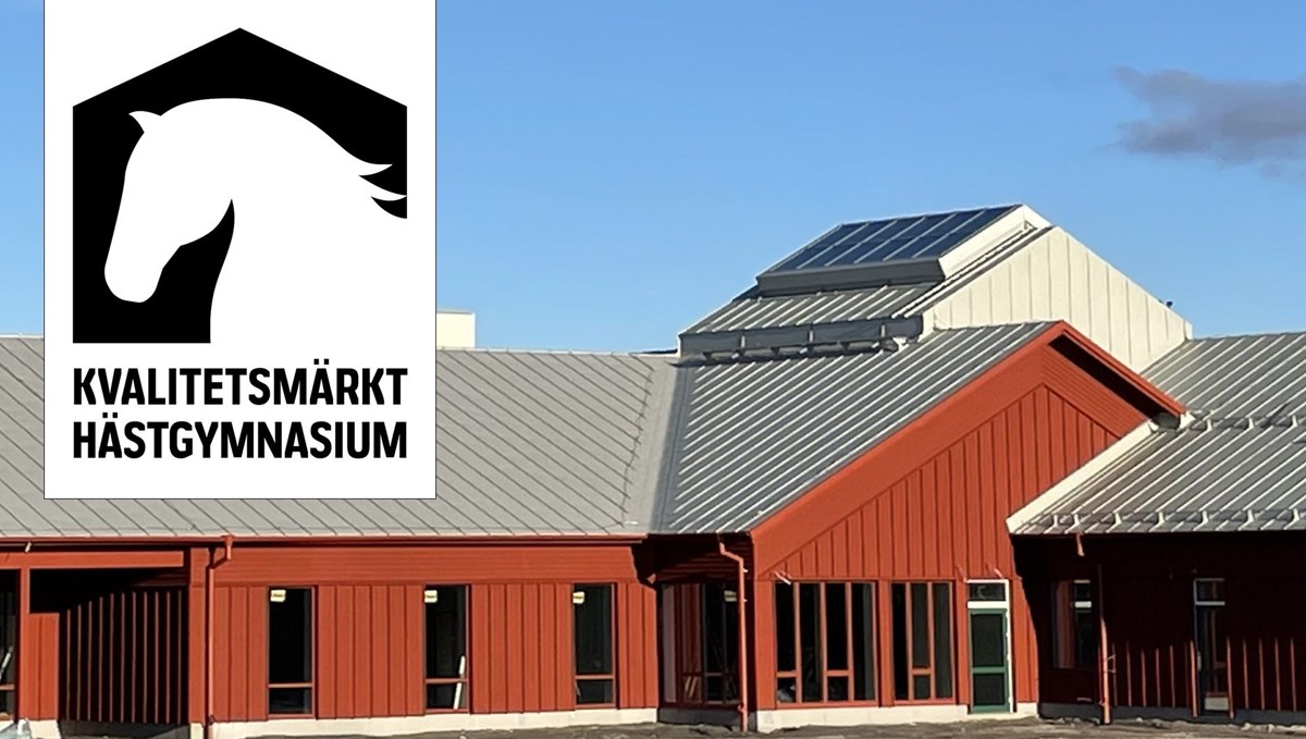 Nya Axevalla Hästcentrum med rödmålade byggnader samt logotype för Kvalitetsmärkt hästgymnasium