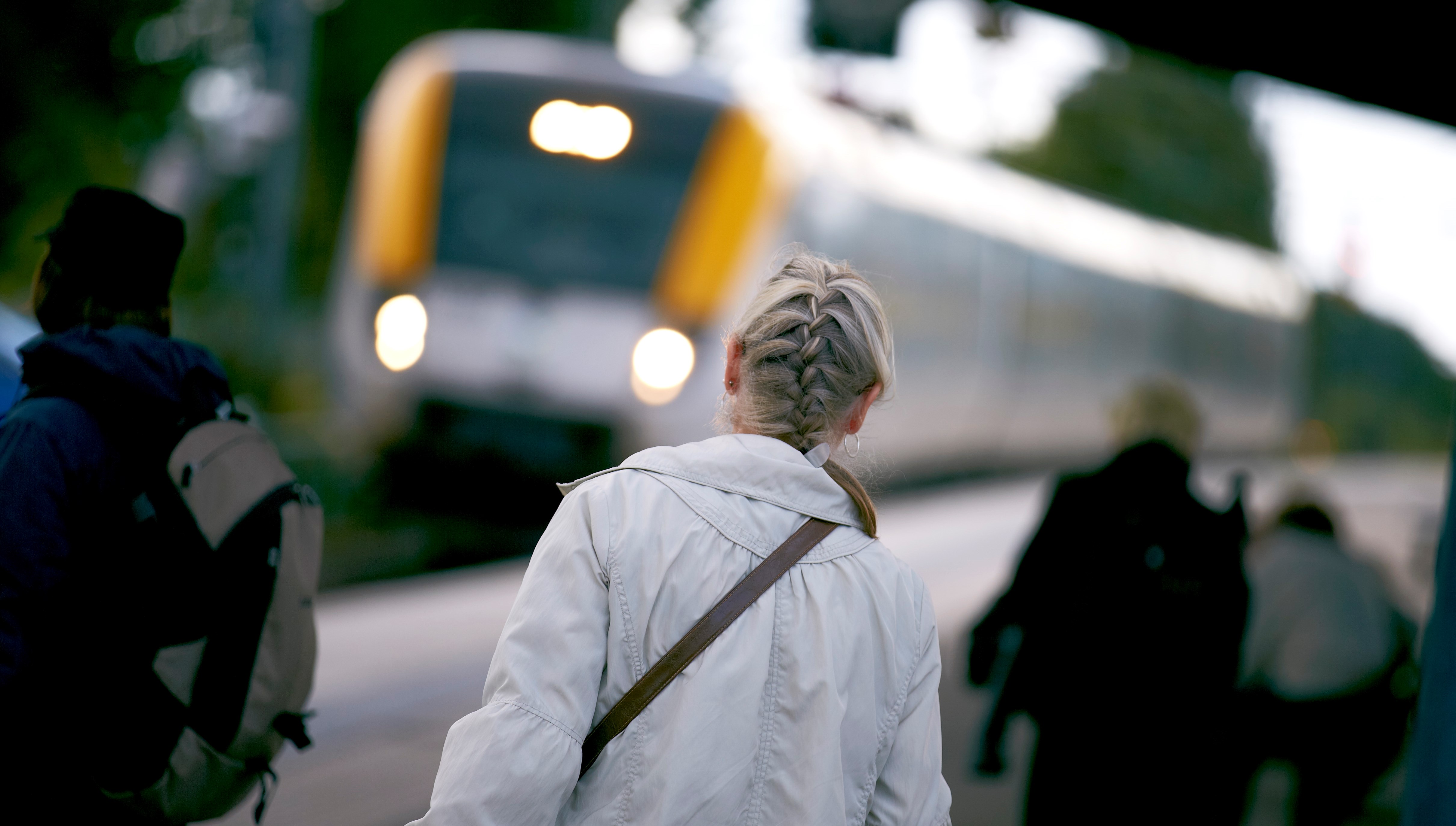 Kvinna på tågstation