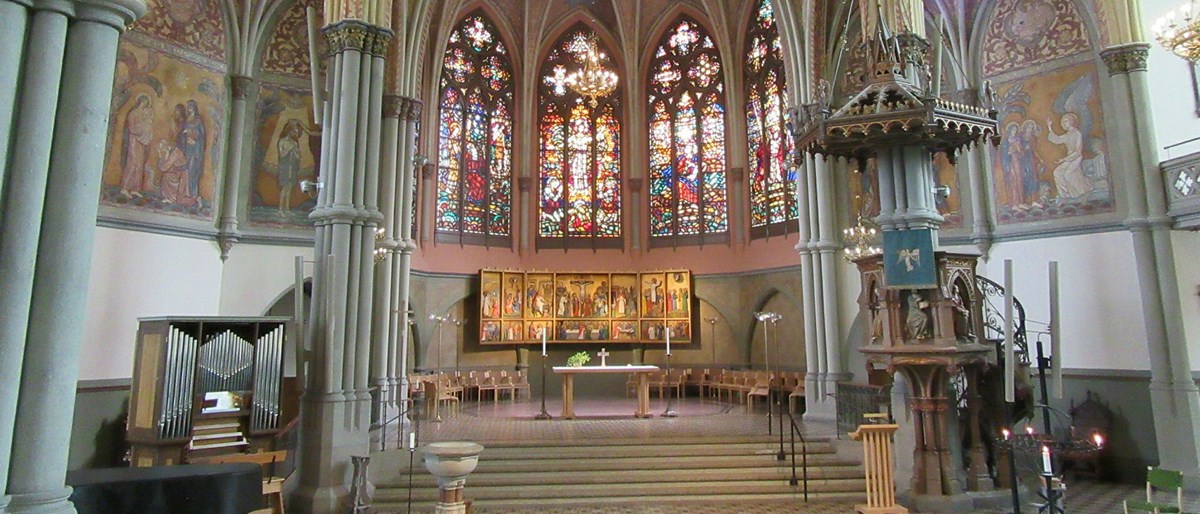 Oscar Fredriks kyrka efter renovering. Bilden är tagen mot koret. Till höger ses predikstolen, till vänster en mindre orgel samt dopfunten. Längst fram syns altarskåpet.