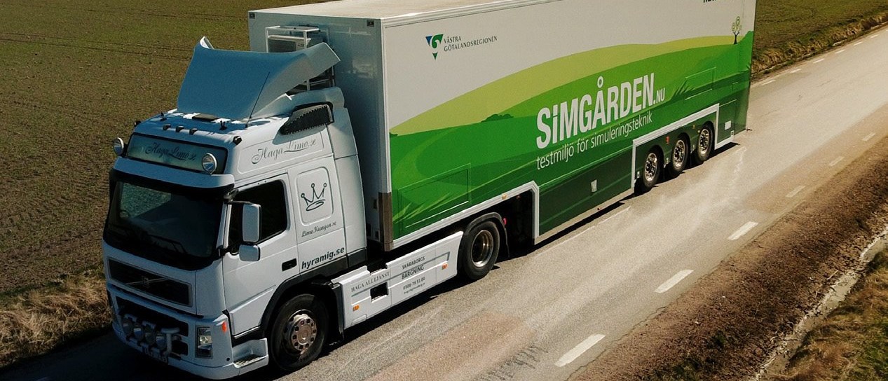 simulatortrailer med texten Simgården