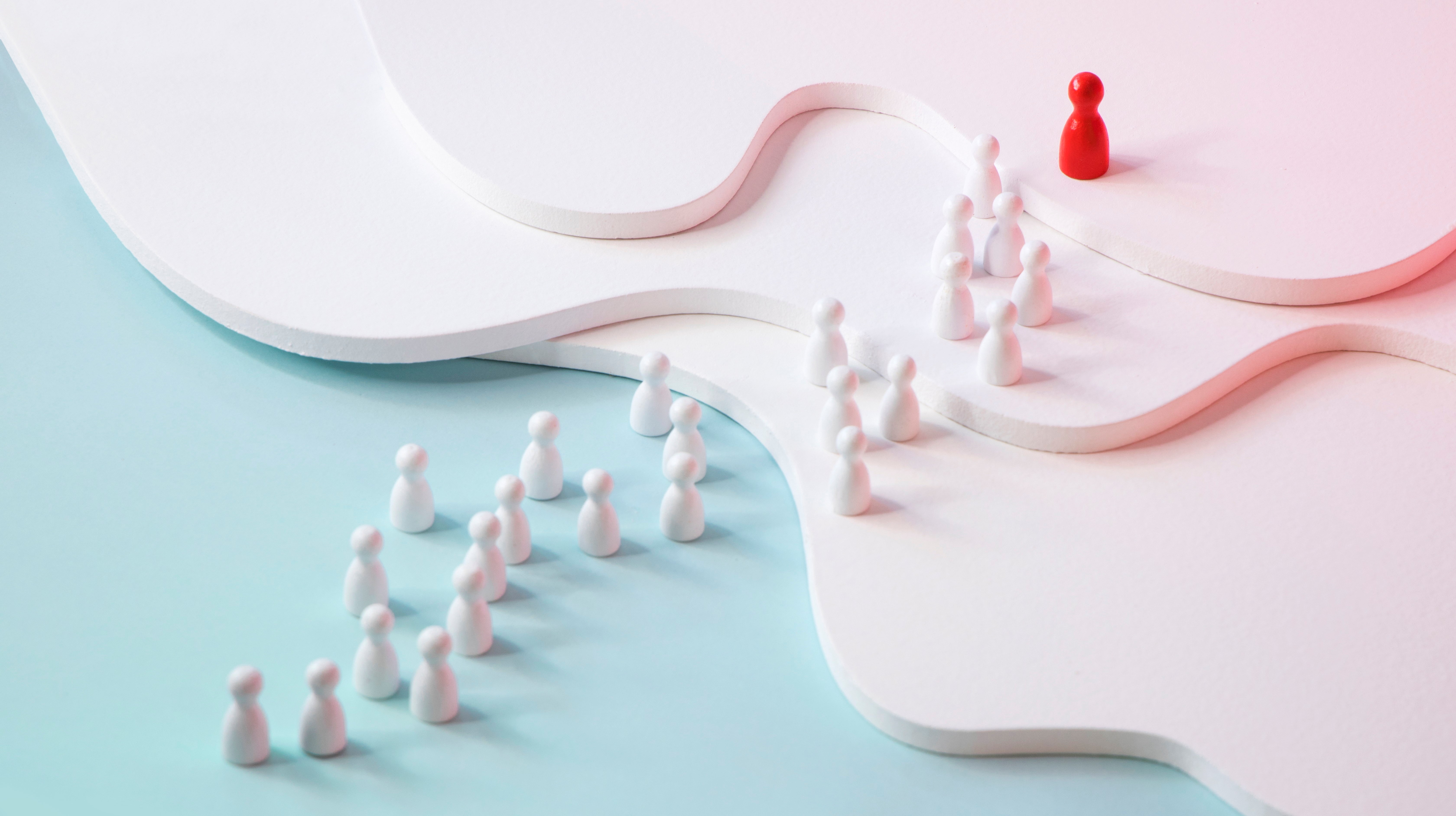 en röd figur följs upp för steg av flera vita figurer