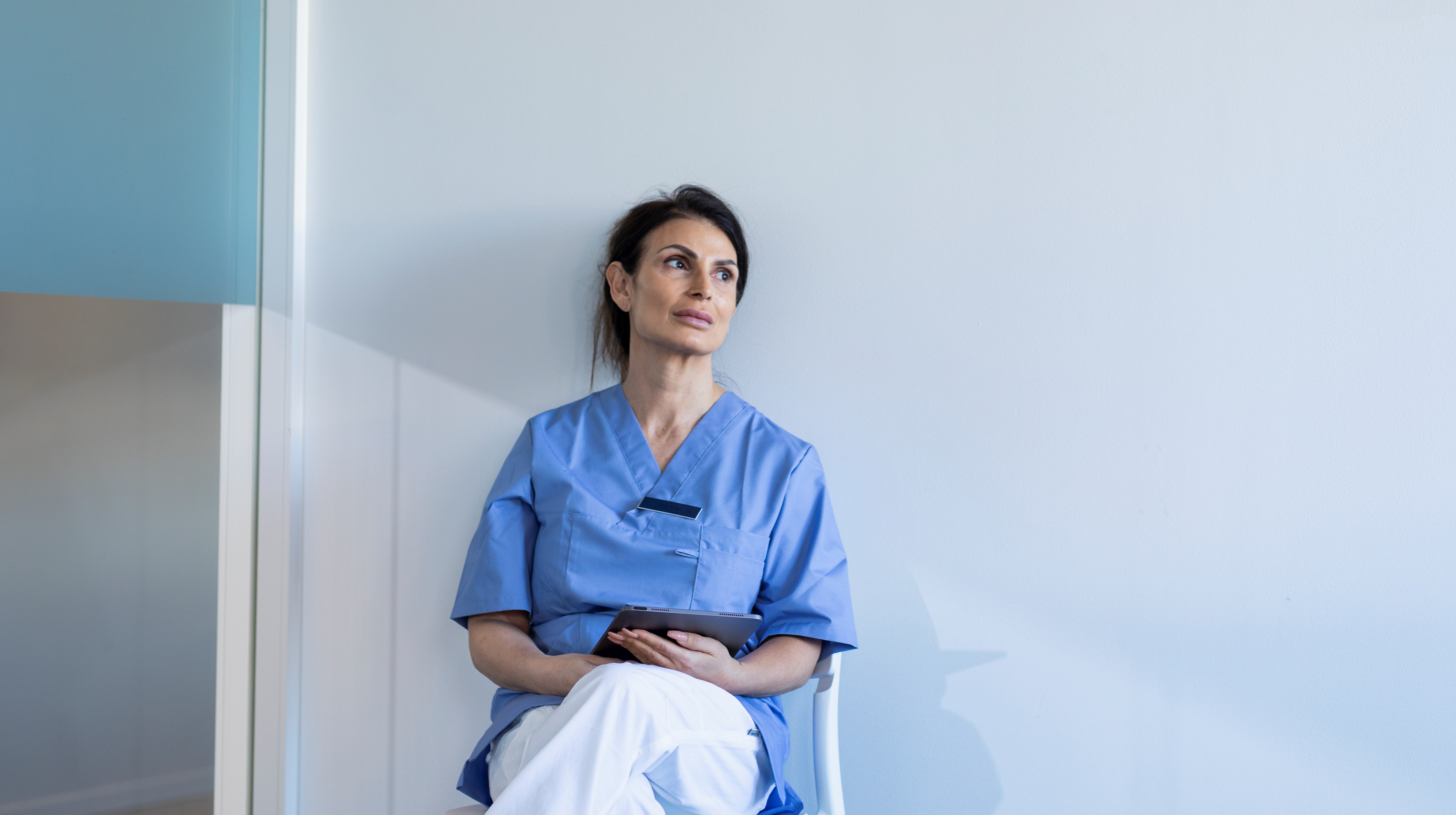 En kvinna i sjukvårdskläder tar en paus