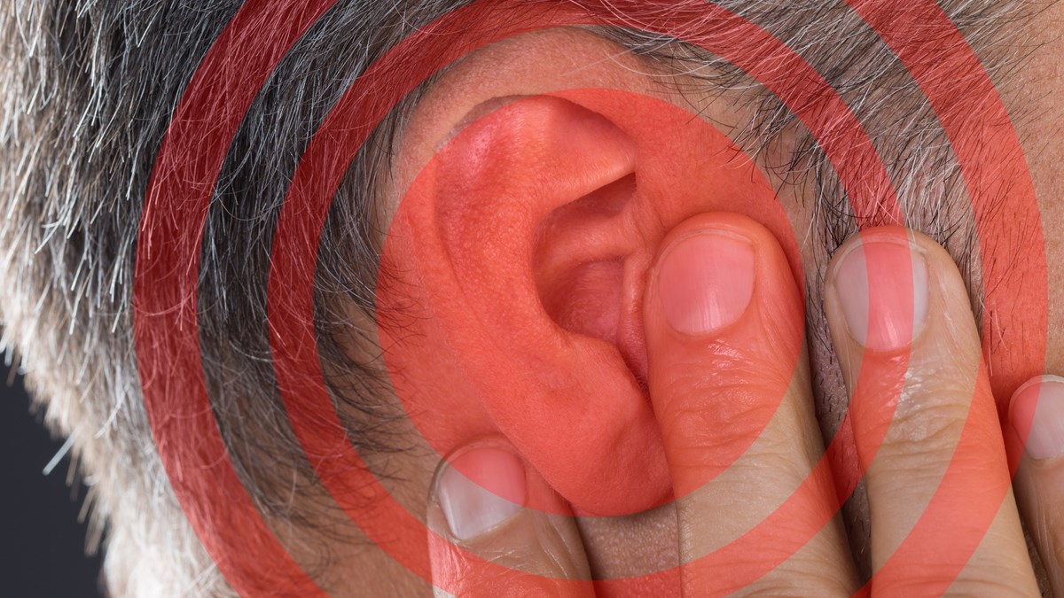 Närbild på en person som håller för sitt öra. Runt örat visas en röd symbol som indikerar oljud.