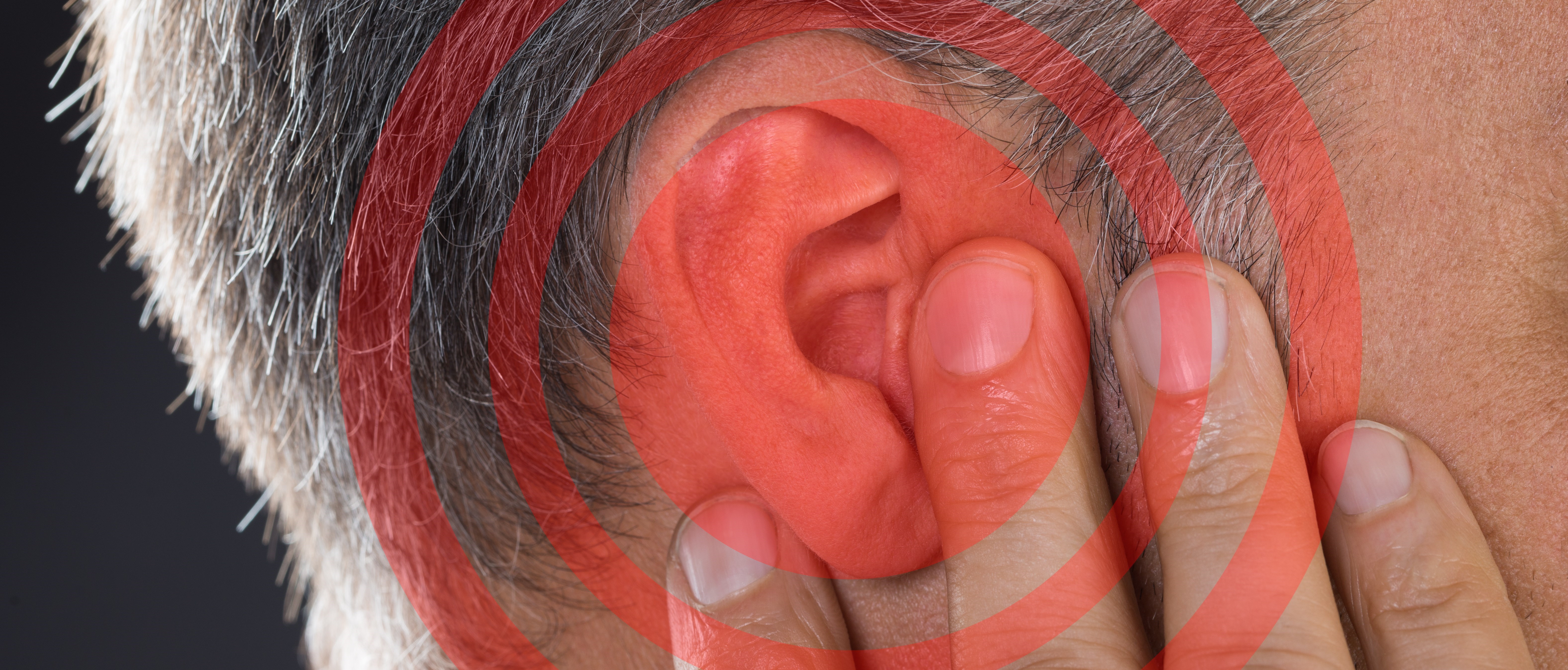 Närbild på en person som håller för sitt öra. Runt örat visas en röd symbol som indikerar oljud.