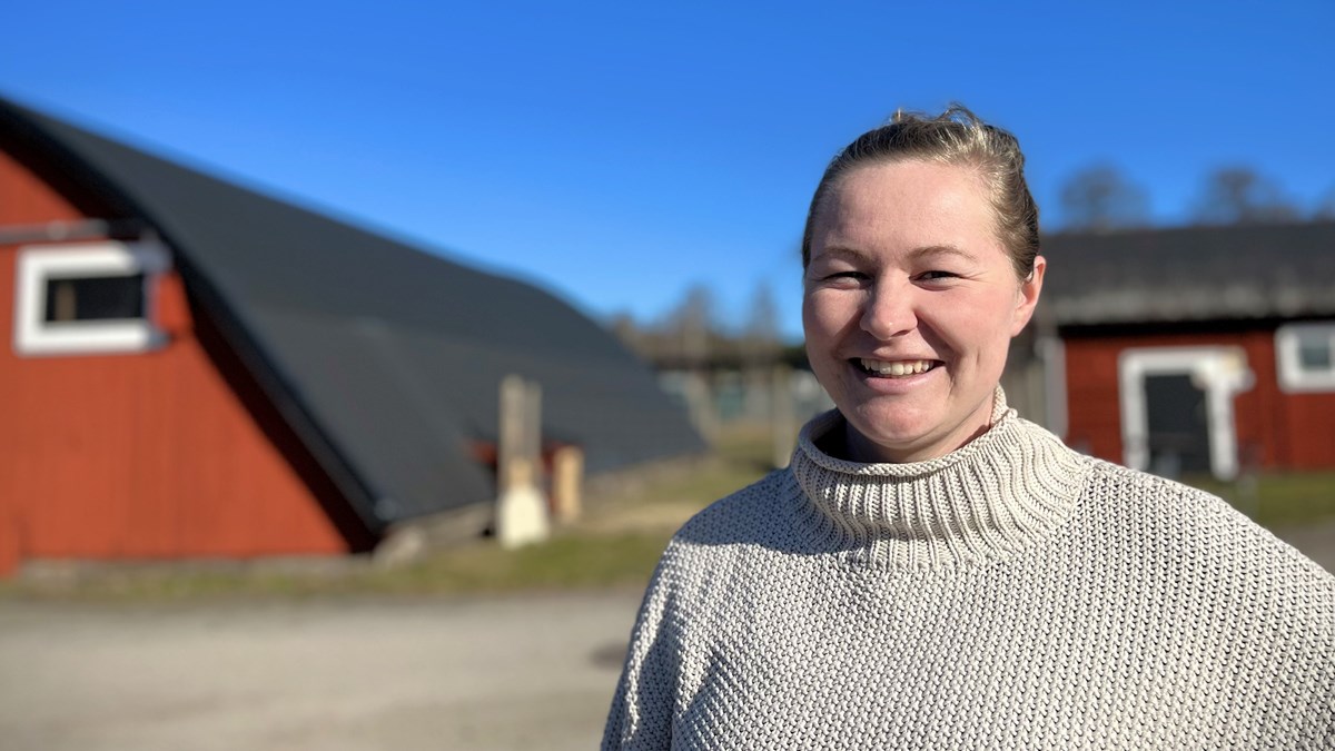 Jenny Hermansson framför ladugårdsbyggnad på Sötåsen