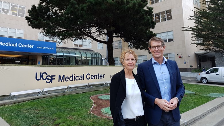 Fredrik Bååthe med kollegan Karin Isaksson Rø utanför UCSF Medical Center i San Fransisco