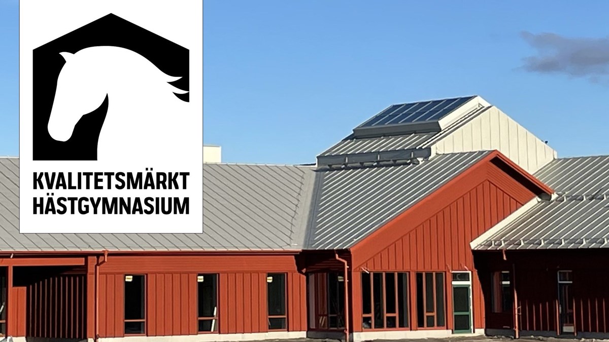 Foto på huvudbyggnad för nya Axevalla Hästcentrum samt logotype för Kvalitetsmärkt hästgymnasium