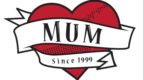 Symbolisk bild med rött hjärta och texten MUM, since 1999