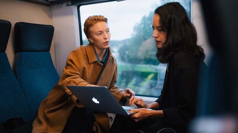 Kvinnor på tåg som jobbar på dator
