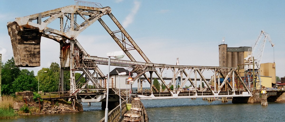 Klaffbron i Vänersborg en vacker dag. Bron är i stål.