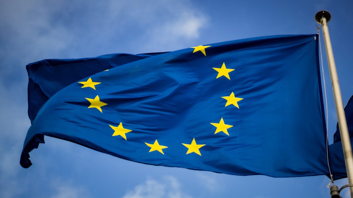 EU-flaggan hissad mot en blå himmel
