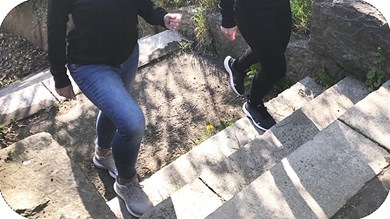 Två personer går uppför en trappa utomhus