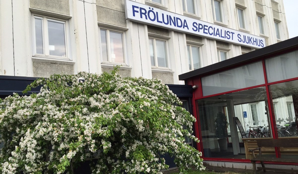 Fasad och del av ingången till Frölunda Specialistsjukhus.