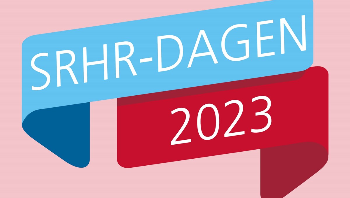 Logga med texten SRHR-dagen på ett blått fält och 2023 på ett rött fält under. Rosa bakgrund. Illustration