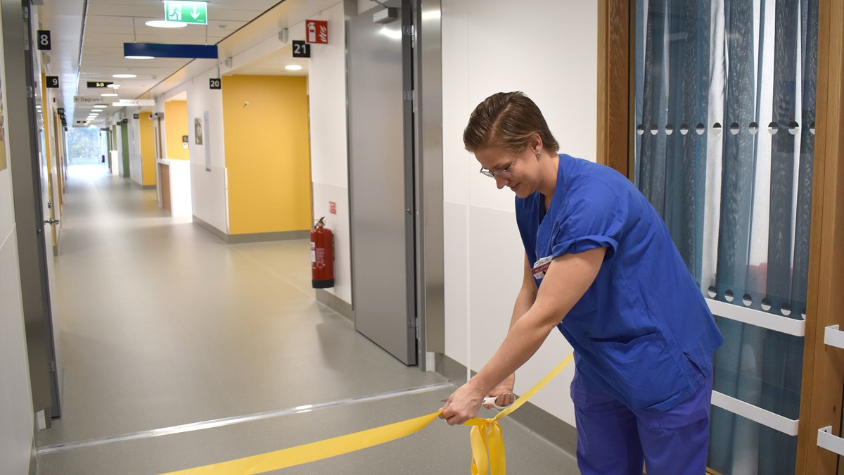 Frida Böhn klipper bandet vid invigningen av sjukhusets nya vårdbyggnad.