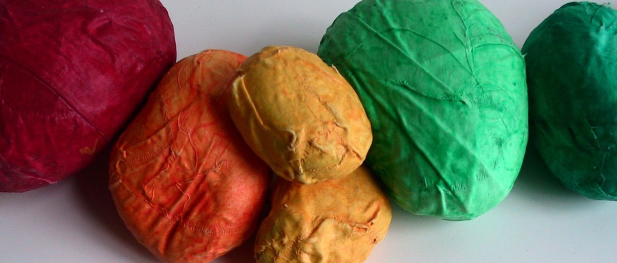 Olika klumpar färgade röda, orangea, gula och gröna.