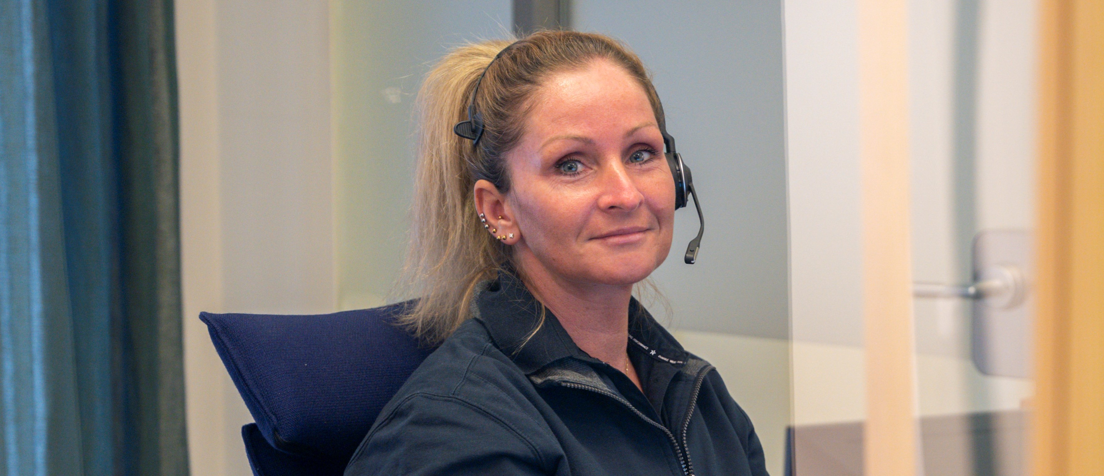 kvinna med headset