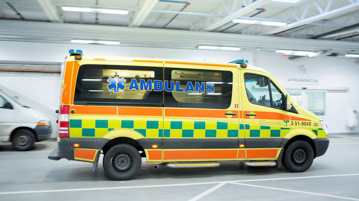 Ambulans i ett garage