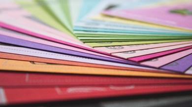 Material i papper i olika färger.
