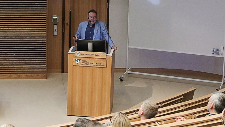 Professor Wilmar Schaufeli föreläser i Sahlgrenskas aula