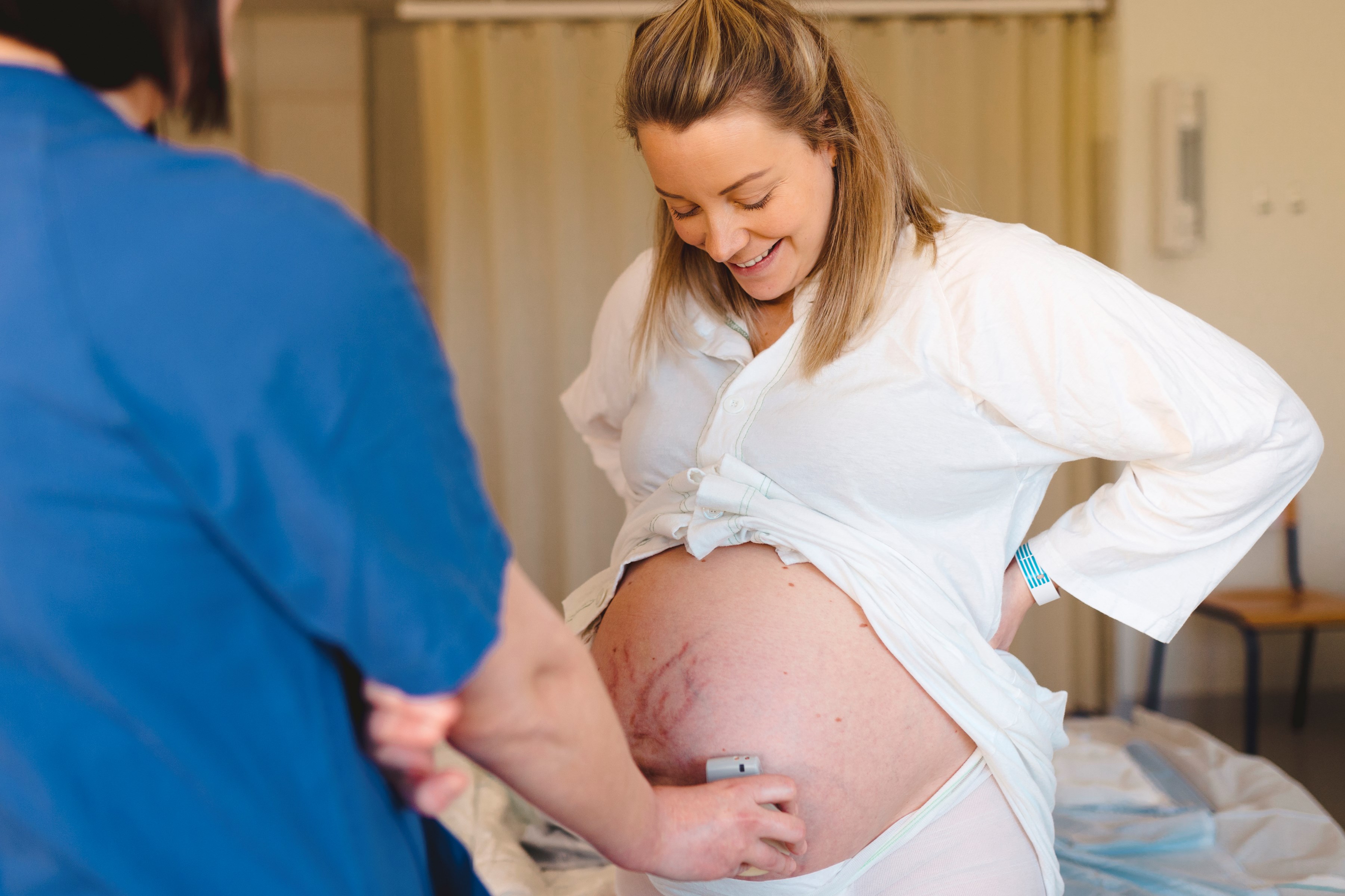 Gravid kvinna får magen undersökt på utsidan