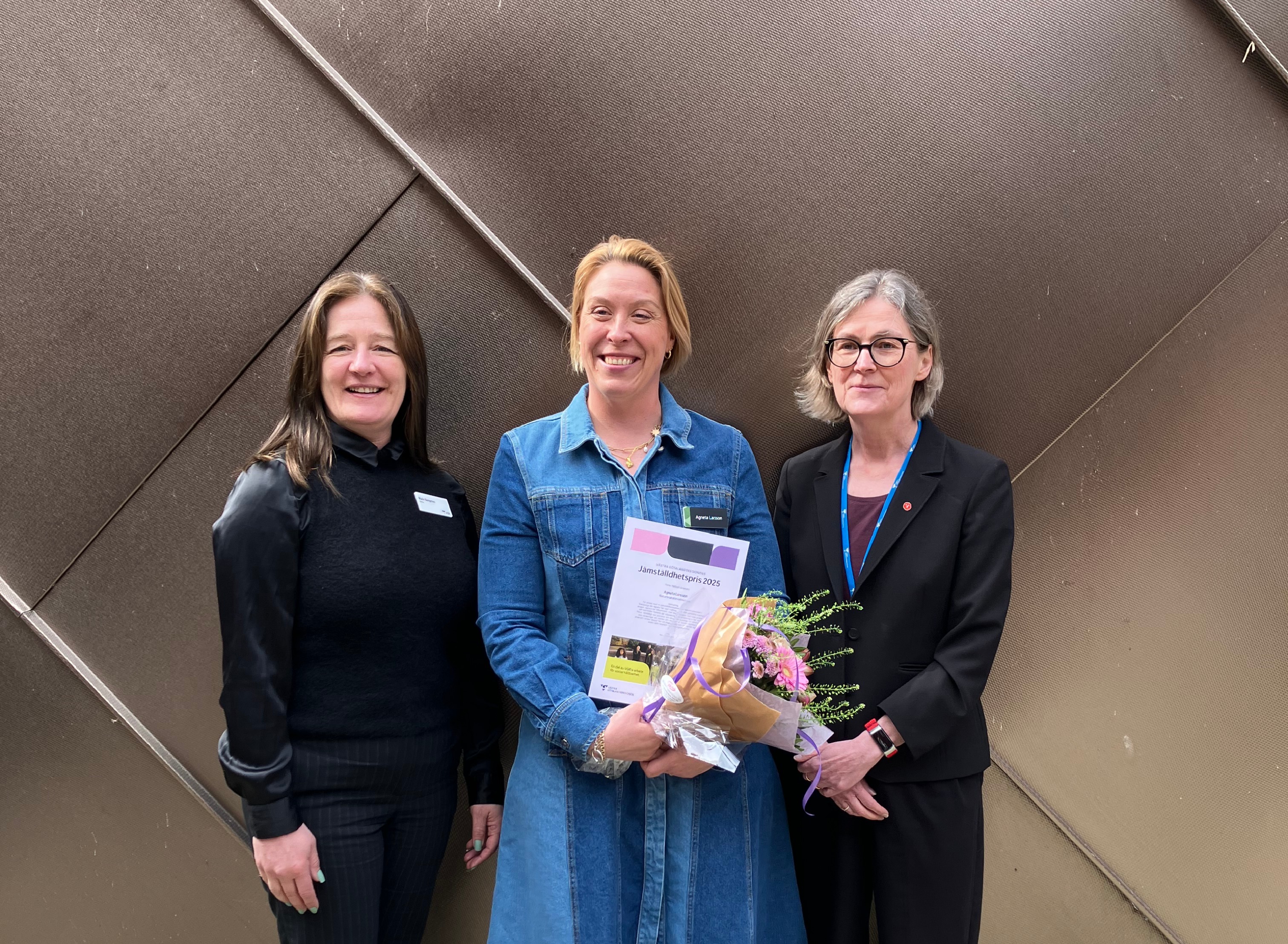 På bilden: Malin Bergsten, rektor Naturbruksskolan Svenljunga, Agneta Larsson, pristagare Naturbruksskolan Svenljunga, Maria Adrell (V), ordförande i personalutskottets presidium Fotograf/Källa: Camilla Ahlström