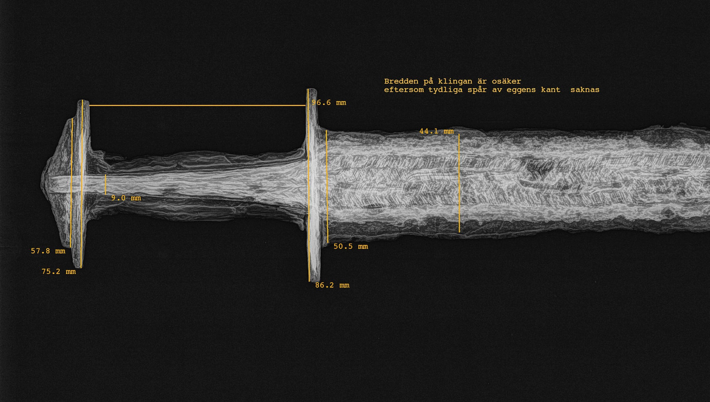 en röntgenbild av ena halvan av ett svärd. Svärdsknapp, parerstång och övre delen av svärdet syns. På bilden finns också måttangivelser.