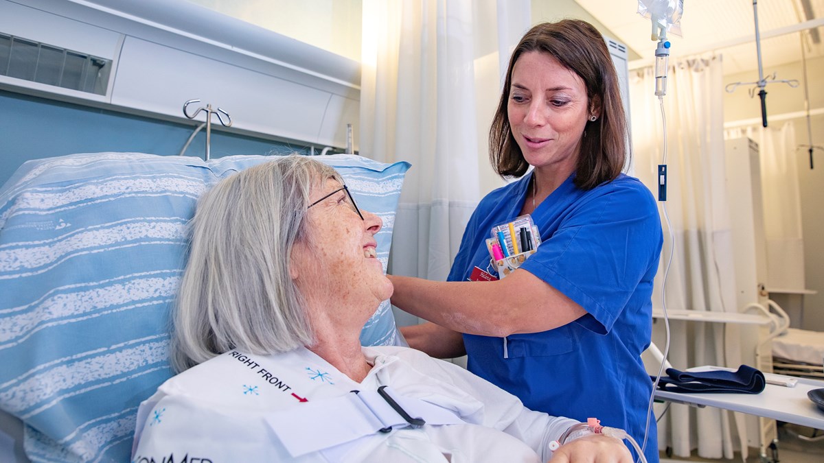 Sjuksköterska rättar till patientens kudde