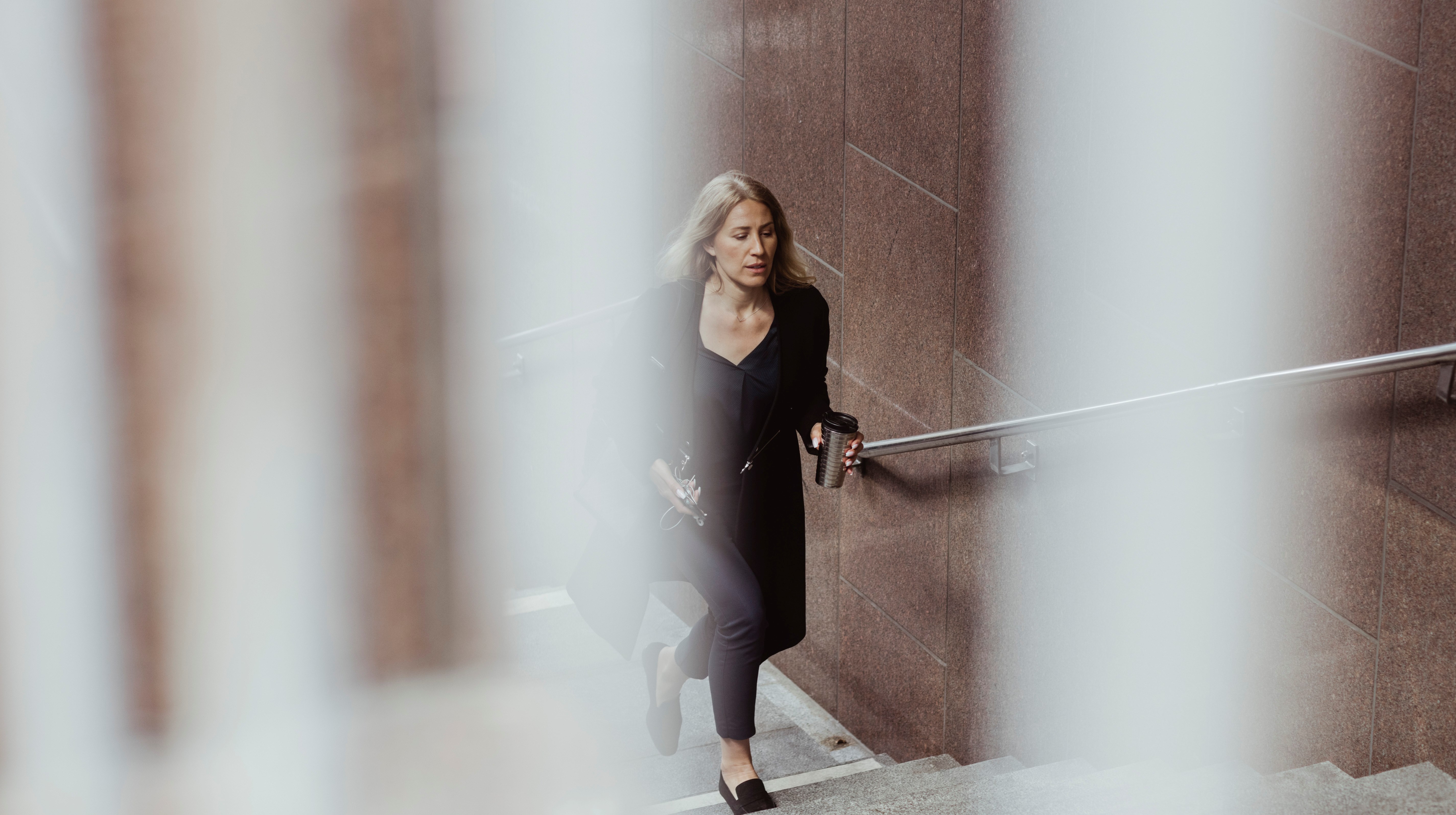 Kvinna går i trappa på arbetsplatsen