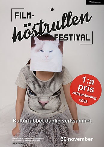 Affisch Höstrullen. EN person med en bild framför ansiktet som föreställer en vit katt. Personen har en t-shirt på sig med ett kattansikte och en lite genomskinlig vit kjol med vita prickar och svarta elggings. En röd prickdär det står !:a pris Affischtävlingen 2023. Längst ner står Västra Götalandsregionen och i höger 30 november. Högst upp står det Filmfestival Höstrullen
