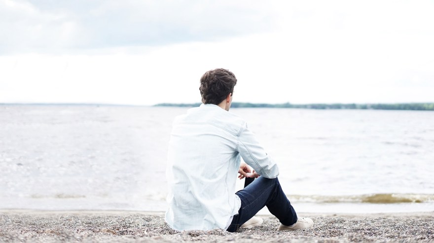 Bortvänd man vid strand