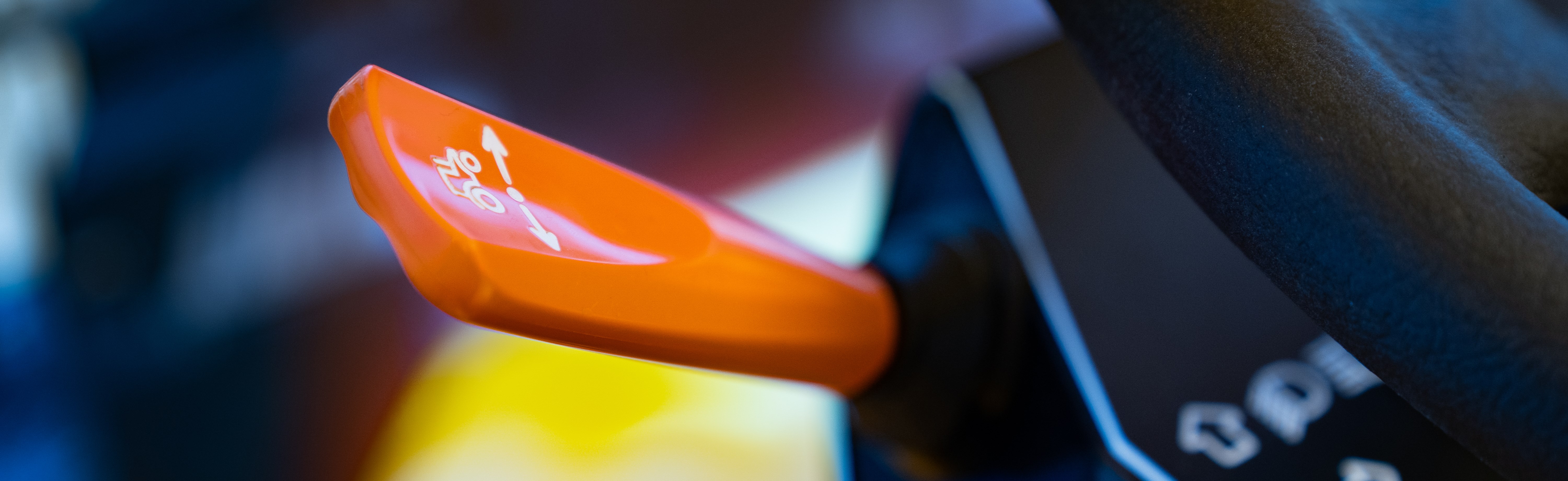Orange spak i fokus med suddig bakgrundsmiljö
