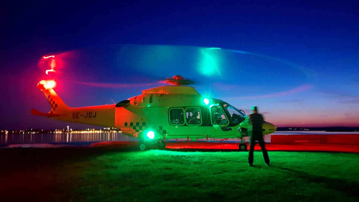 Helikopter kan sändas ut av SlLc för att hämta någon som är akut sjuk.
