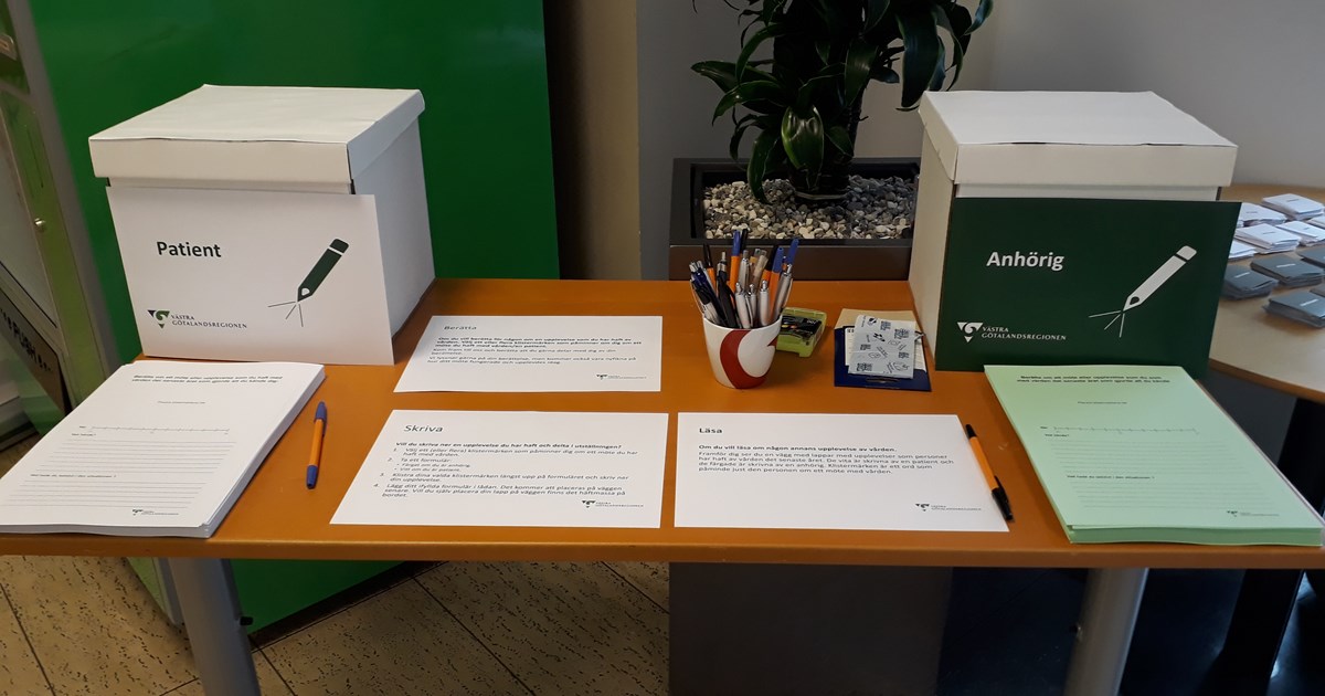 Lådor på ett bord i Frölundas entré där patienter och anhöriga kan lämna feedback.