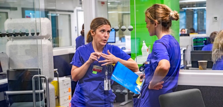 Två sjuksköterskor pratar med varandra