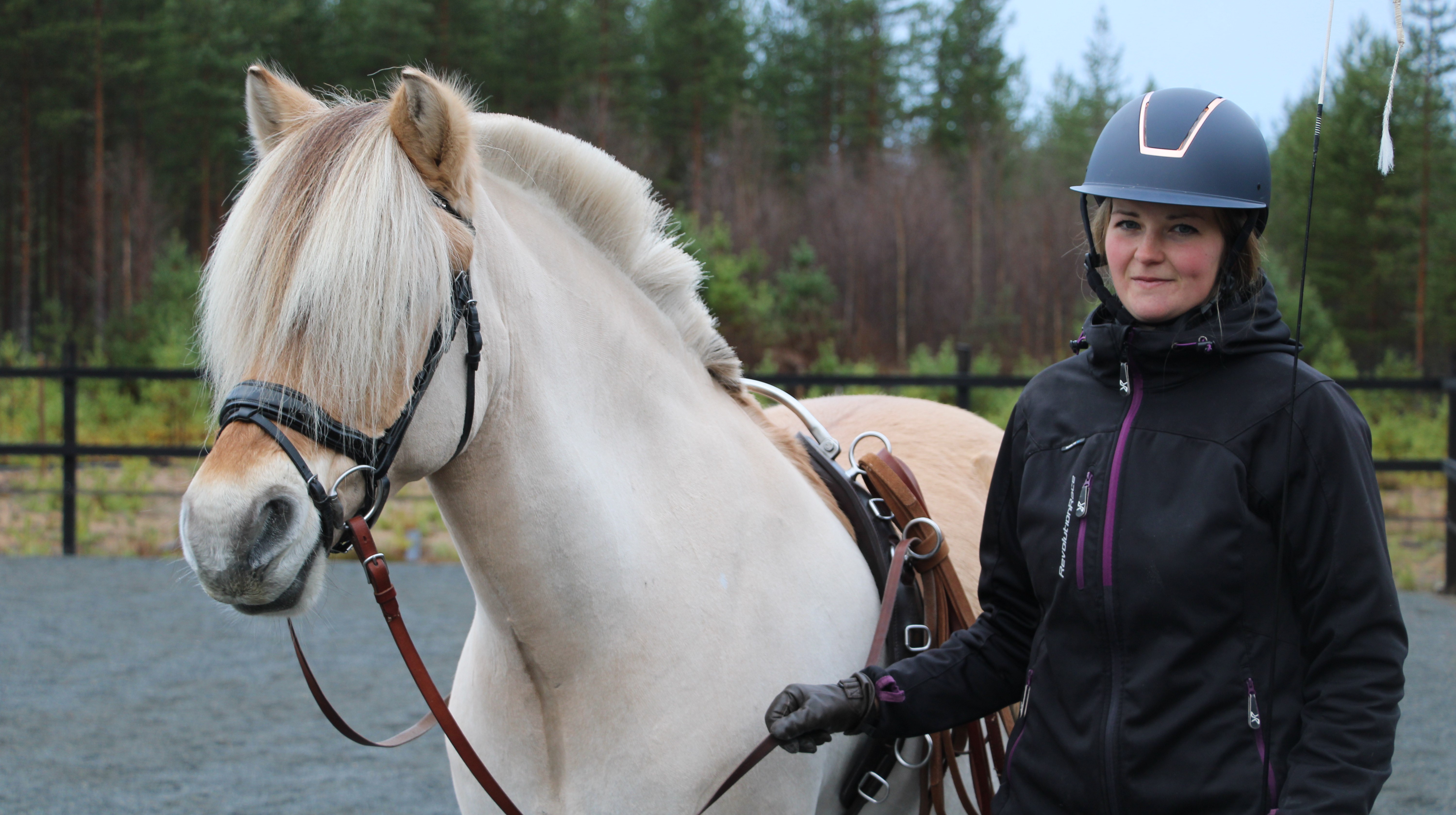 Foto på Irene Gidmark bredvid häst