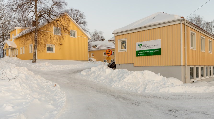 Bild på tre byggnader som är del av Färgelandasskolan en vinterdag
