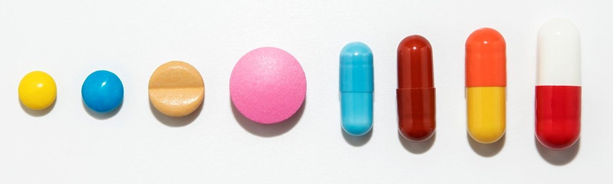 En rad av färgrika och olika läkemedel, tabletter