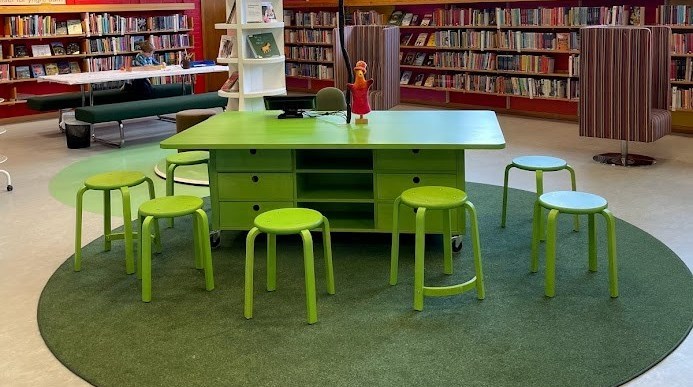 det gröna kompisbordet med gröna pallar på barnavdelningen