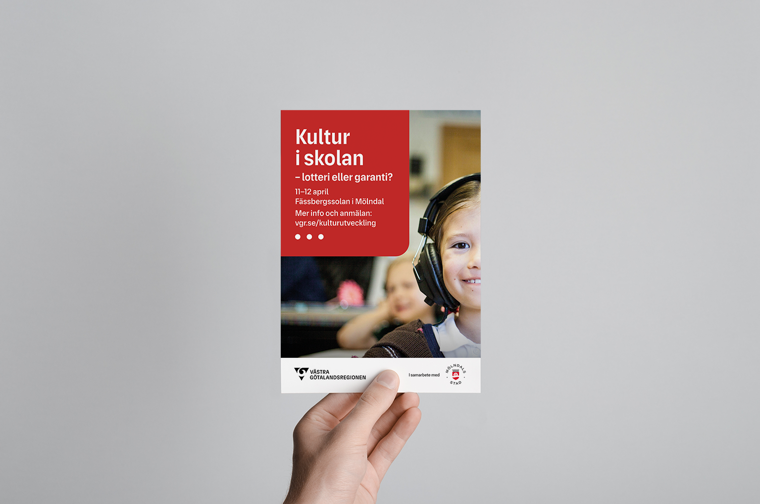 Exempel på informationsblad med kulturens röda huvudfärg på en stor grafisk form. På formen ligger vit text. Bakom formen finns en bild på ett barn med hörlurar. Längst ner ligger VGR:s logotyp, intill ligger Mölndals stads logotyp.