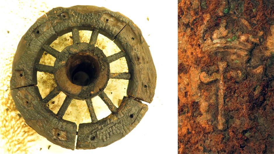Två bilder. Den vänstra visar trähjulet från en kanonlavett, den högra ett mycket rostigt föremål med ett emblem på.