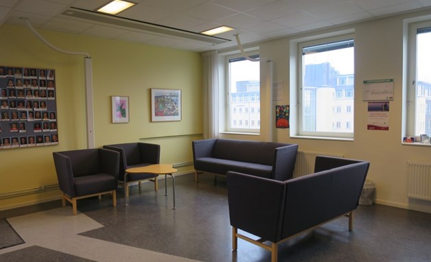 Blå soffor och fåtöljer i grönt väntrum