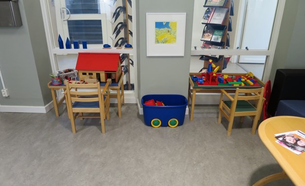 Svängd blå soffa i väntrum